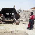 Frau im Irak vor einem Schrottpanzer, Foto: Khajak Vartanian