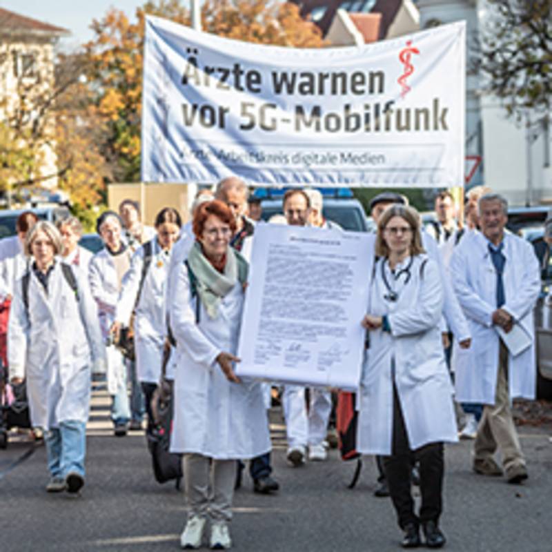 Aktion von Ärzt*innen vor den Amtssitz von Ministerpräsident Winfried Kretschmann für ein 5-G-Moratorium am 23.10.2019 in Stuttgart, Foto: Julian Rettig