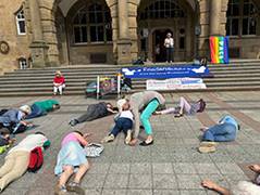 "Die In"-Aktion vor dem Rathaus