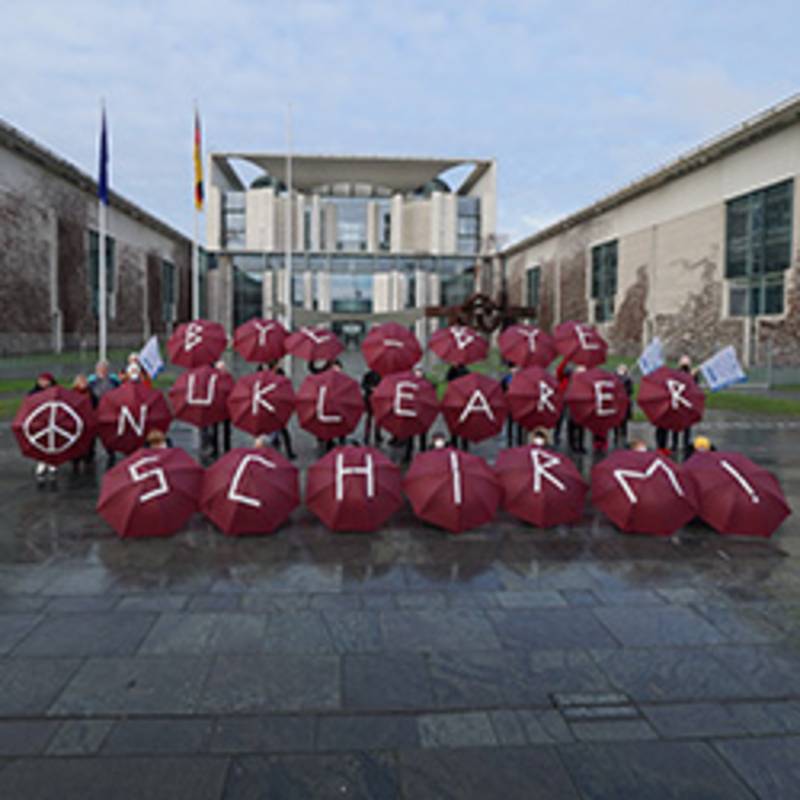 Fotoaktion: Ein Jahr Atomwaffenverbotsvertrag, 2022. Foto: IPPNW, LMK.