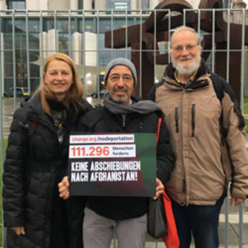 Unterschriftenübergabe der Online-Petition „Keine Abschiebungen nach Afghanistan!“ am 20.11.2019 in Berlin, Foto: IPPNW