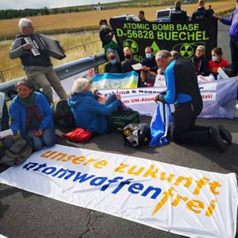 Sitzblockade vor dem Atomwaffenstützpunkt, 2022. Foto: IPPNW.