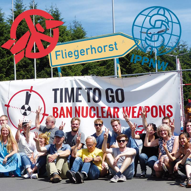 IPPNW-Aktion vor dem Haupttor des Atomwaffenstützpunktes. Foto: IPPNW