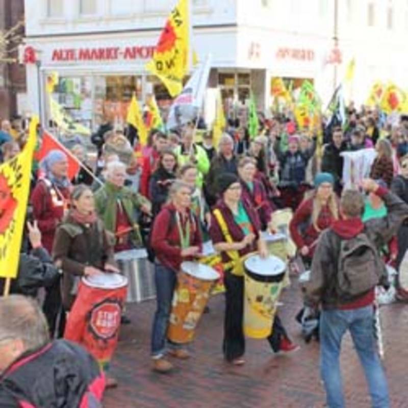 "Atom und Kohle die rote Karte zeigen" - Demo in Lingen gegen Kohle- und Atommtechnik am 26.10.2019. Foto: Christina Buchert