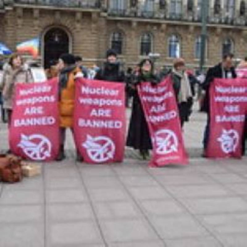 Zwei Jahre Atomwaffenverbotsvertrag. Protest vor dem Hamburger Rathaus (klein), 2023. Foto: IPPNW.