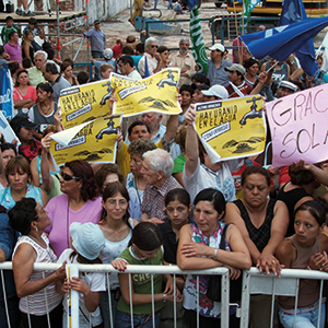 2005: Bewohner des Viertels Esteban Echeverría, in dessen Trinkwasserbrunnen verseuchtes, nicht für den menschlichen Verzehr geeignetes Wasser nachgewiesen wurde, fordern bei einer Demonstration die Versorgung mit sauberem Wasser. Trotz groß angelegter Protestaktionen der Anwohner gab es vonseiten der Verantwortlichen keine nennenswerten Reaktionen. Foto: http://argentina.indymedia.org