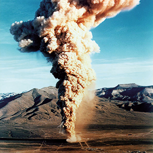 18. Dezember 1970: Die unterirdische Detonation der Zehn-Kilotonnen-Bombe „Baneberry“ löste eine radioaktive Staubwolke aus, die etwa 247 PBq strahlender Partikel über dem Personal des Testgeländes niederregnen ließ. Der radioaktive Niederschlag erstreckte sich zusätzlich über Teile der Bundesstaaten Kalifornien, Idaho, Oregon und Washington. Foto: US Department of Energy