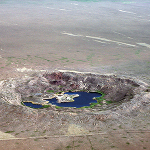Ein Krater auf dem ehemaligen sowjetischen Atomtestgelände Semipalatinsk in der kasachischen Steppe. Nach der Unabhängigkeit Kasachstans im Jahre 1991 ließ die kasachische Regierung das Testgelände schließen und verschrottete das viertgrößte Atomwaffenarsenal der Welt, welches Kasachstan als Erbe der UdSSR übernommen hatte. Foto: CTBTO Preparatory Commission