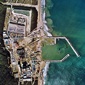 Luftbild der Anlage von 1974. 1956 entstand hier das japanische Atomenergie-Forschungsinstitut, gefolgt von Fabriken zur Herstellung von atomarem Brennstoff, Anlagen zur Wiederaufbereitung von Brennelementen und Japans erstem Atomkraftwerk. Heute stehen in Tokai-mura insgesamt 15 Atomanlagen. Foto: National Land Image Information (Color Aerial Photographs), Ministry of Land, Infrastructure, Transport and Tourism
