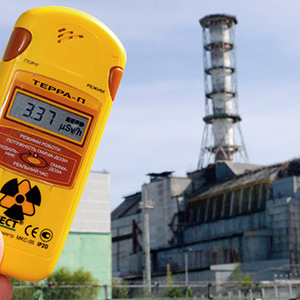 Der Katastrophen-Reaktor Nr. 4. Am 26. April 1986 wurde das 1.000 Tonnen schwere Dach durch die gewaltige Explosion angehoben, und das grafithaltige Inventar fing Feuer. Eine Wolke mit radioaktivem Rauch zog über weite Teile Ost- und Mitteleuropas. Foto: The Bellona Foundation / creativecommons.org/licenses/by-nc-sa/2.0