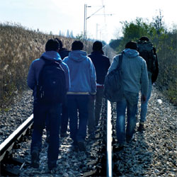 Flüchtlinge auf ihrem Weg von Serbien nach Ungarn. © Giorgos Moutafis