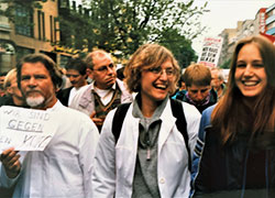 1999 Demonstration gegen den Krieg in Jugoslawien. Foto: IPPNW.