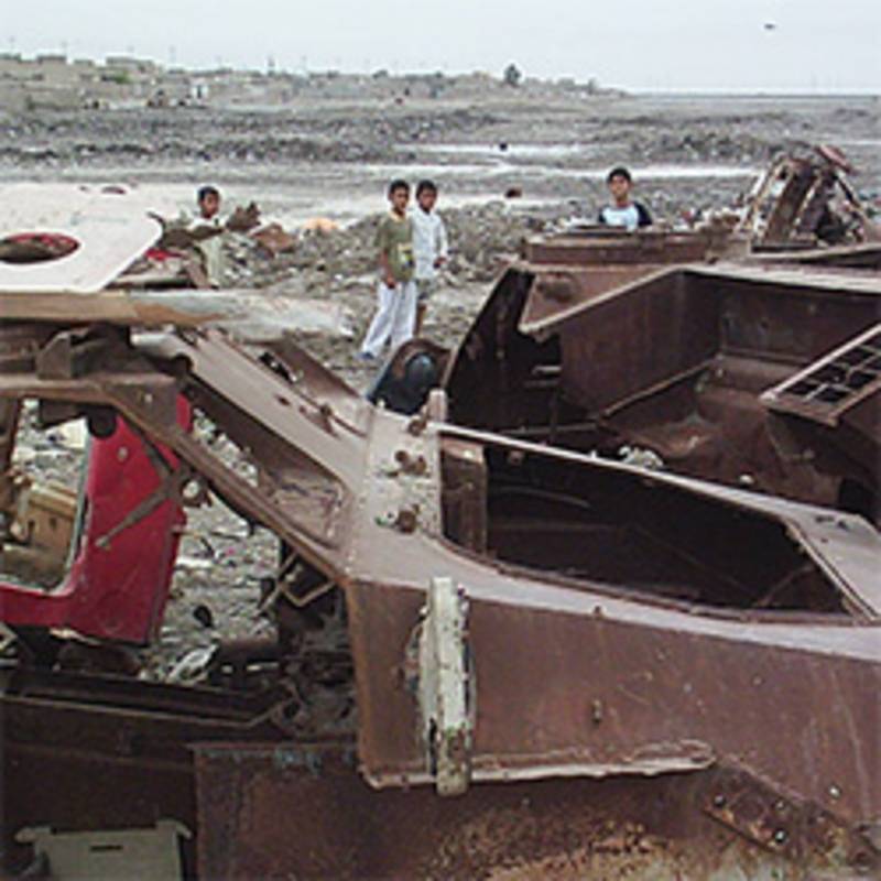 Kinder vor zerstörten Panzern im Irak, Foto: K. Vartarnian