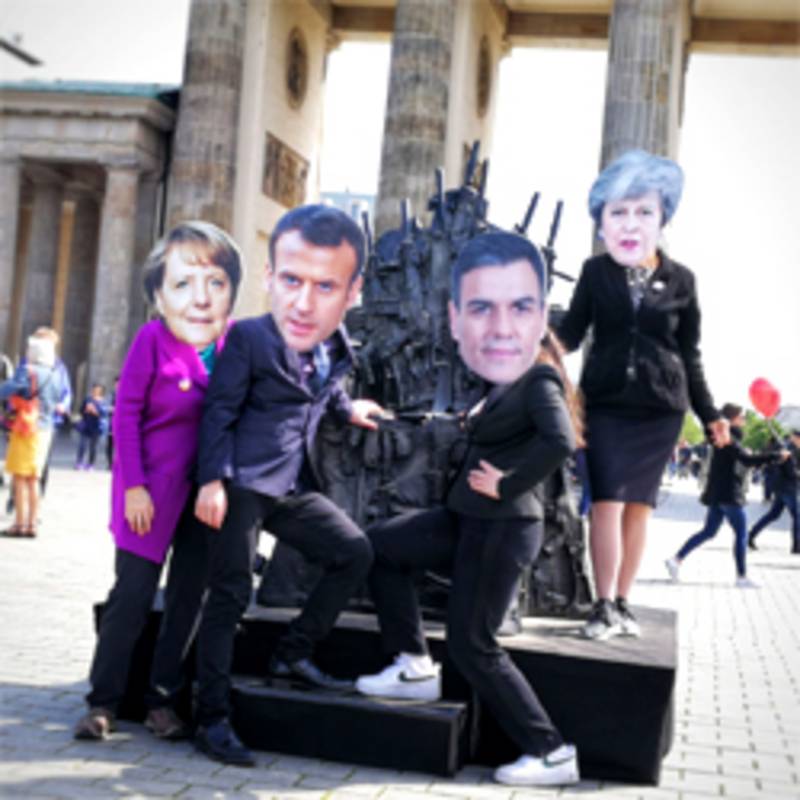 Spektakuläre Kunstaktion. Merkel, Macron, May und der spanische Regierungschef Pedro Sanchez wetteifern um den Platz auf dem Waffenthron. Foto: Aktion Aufschrei - Stoppt den Waffenhandel.