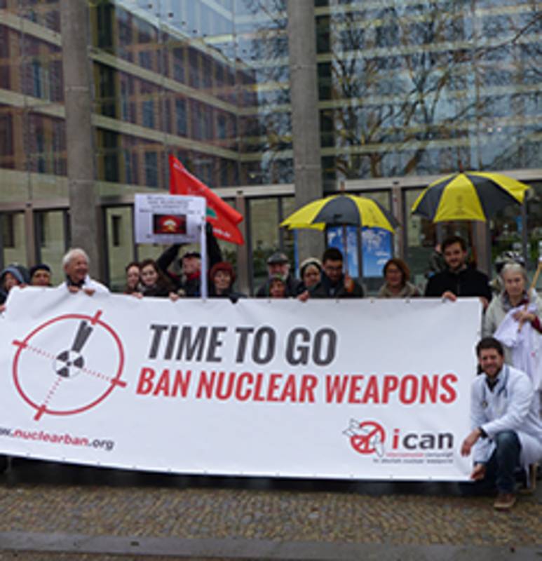 Mahnwache für ein Atomwaffenverbot vor dem Auswärtigen Amt am 23.3.2017, Foto: IPPNW
