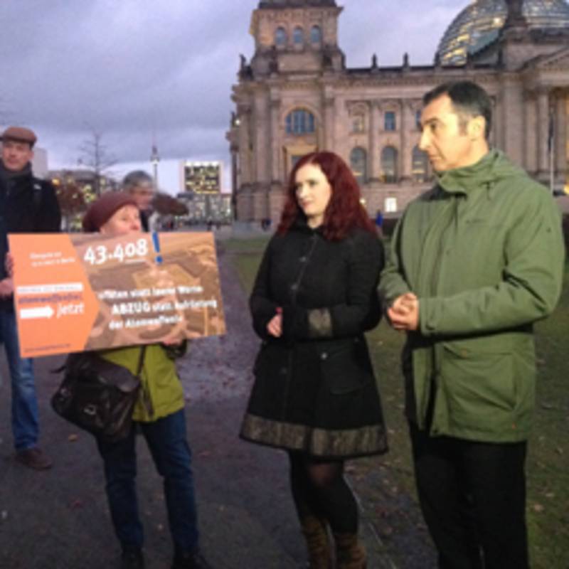 Übergabe von mehr als 43.000 Unterschriften für "atomare Abrüstung" am Cem Özdemir und Agniezska Brugger (Grüne) am 13.11.2017, Foto: IPPNW