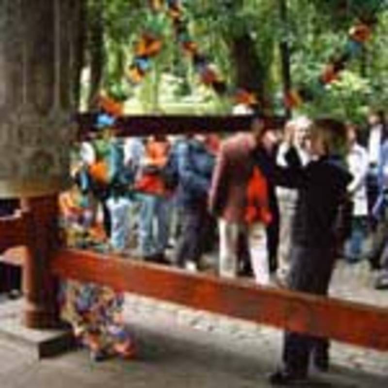 Schlagen der Friedensglocke zum Gedenken an die Atombombenabwürfe auf Hiroshima und Nagasaki im Volkspark Friedrichshain, Berlin.