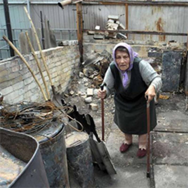 Maria, 80 Jahre alt, in ihrem zerstörten Haus in Sloviansk, Foto: UNHCR, I. Zimova