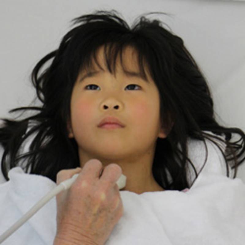 Japanisches Mädchen beim Schilddrüsenscreening, Foto: Ian Thomas Ash