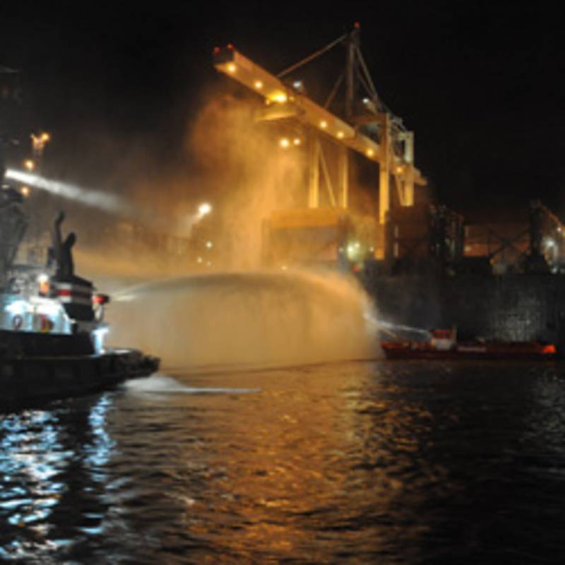 Stundenlang waren THW und Feuerwehr beschäftig, um den Großbrand auf dem Containerschiff zu löschen. Quelle: THW/Christoph Klahn