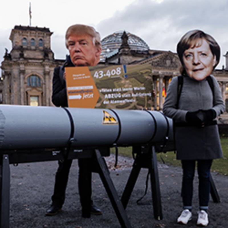 Aktion vor dem Bundestag anlässlich der Unterschriftenübergabe an Agnieszka Brugger und Cem Özdemir (Grüne) am 13.11.2017, Foto: Ralf Schlesener