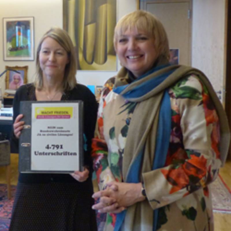 Unterschriftenübergabe an Bundestagsvizepräsidentin Claudia Roth, Foto: IPPNW