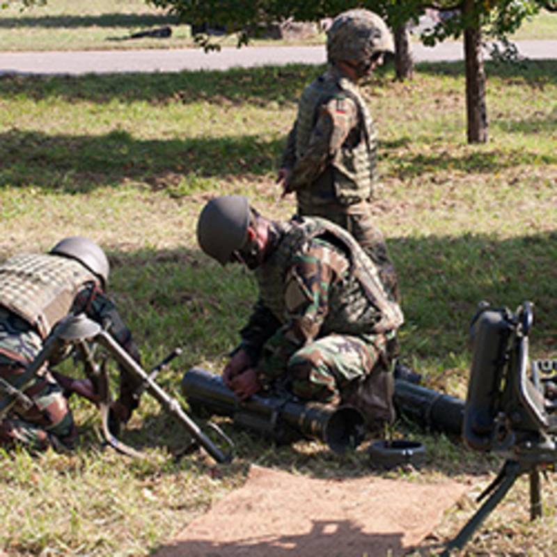 Die Verteidigungsministerin informiert sich am 2.2014 in Hammelburg über den Stand der Ausbildung der kurdischen Soldaten. © Bundeswehr/Dana Kazda