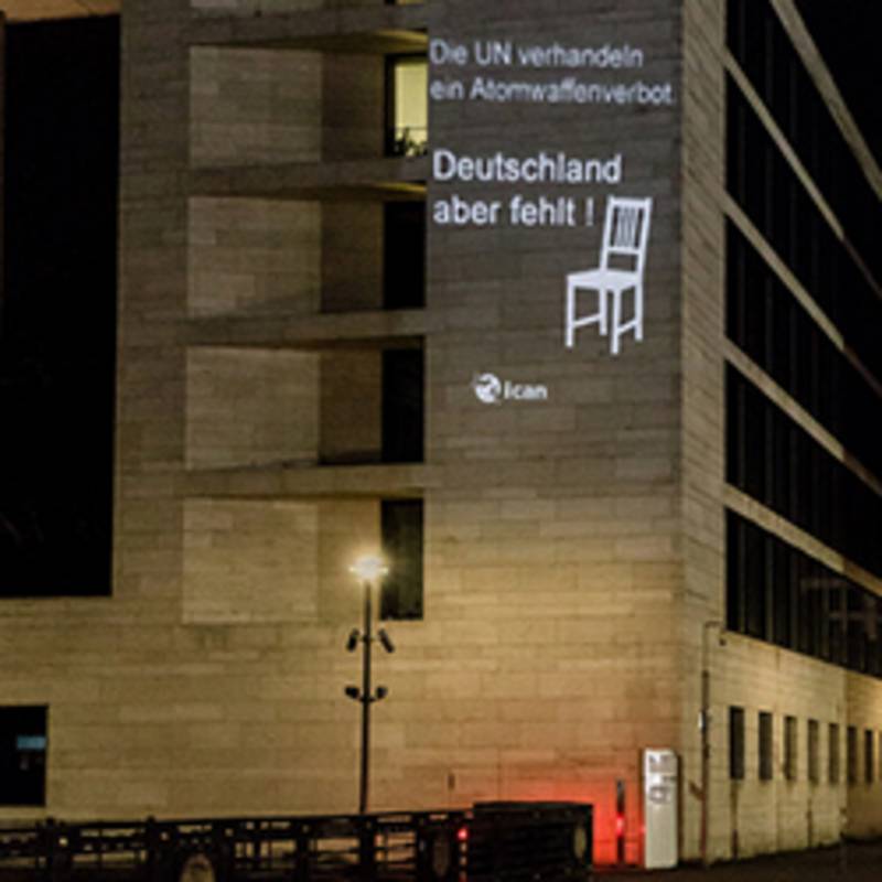 ICAN-Lichtprojektion vor dem Auswärtigen Amt, Foto: www.icanw.de